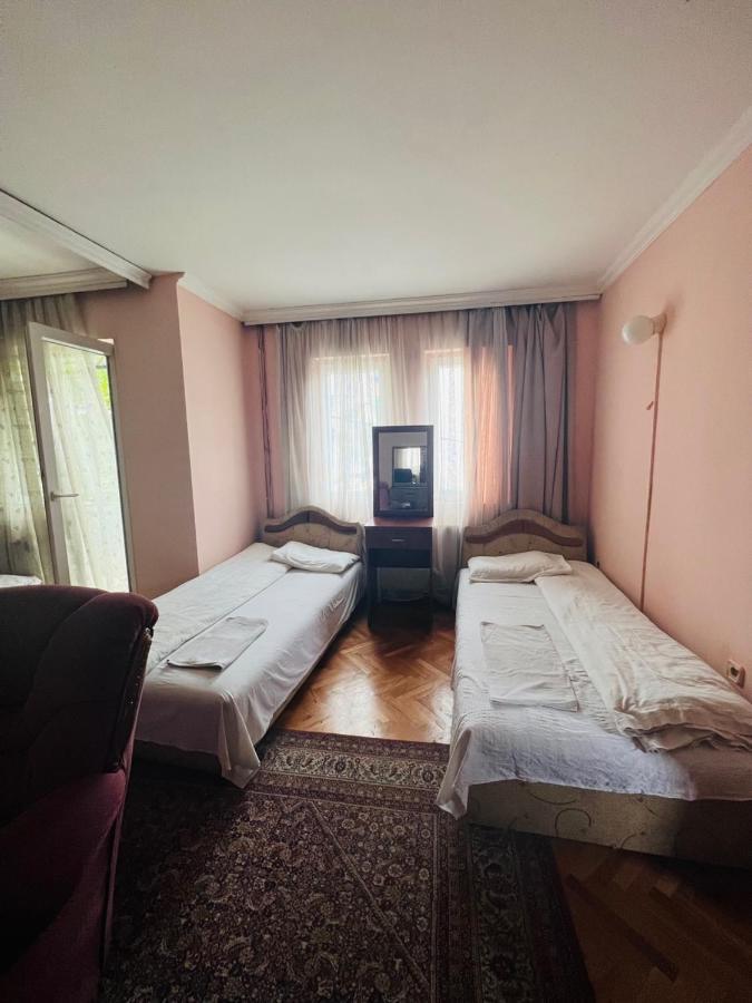 Guest House Velania Pristina Eksteriør bilde
