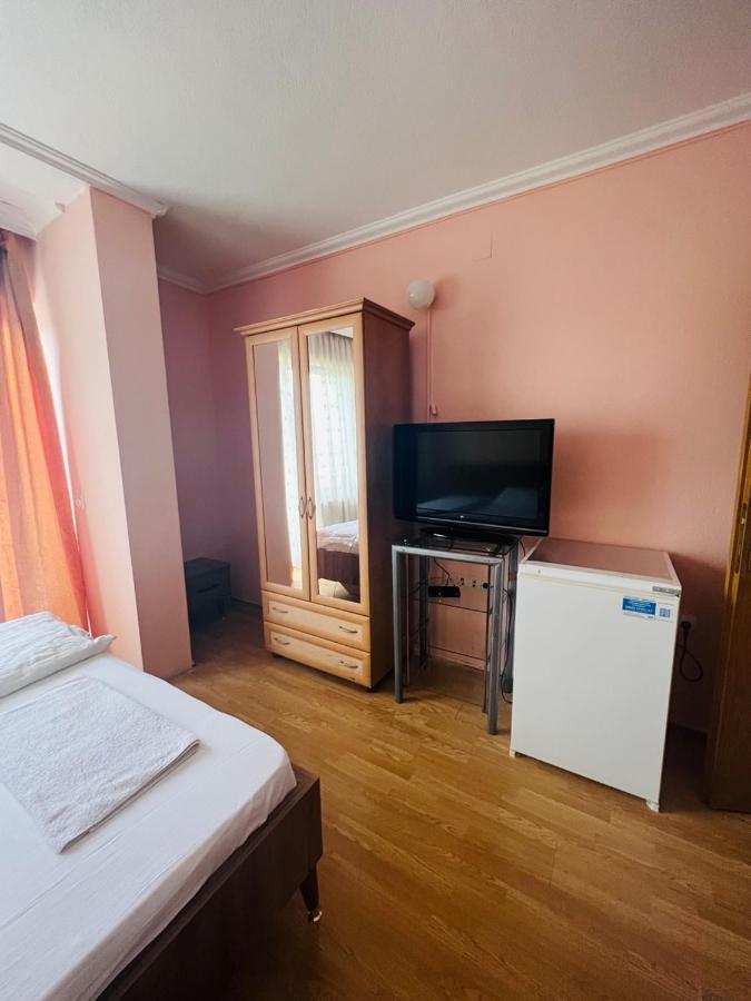 Guest House Velania Pristina Eksteriør bilde