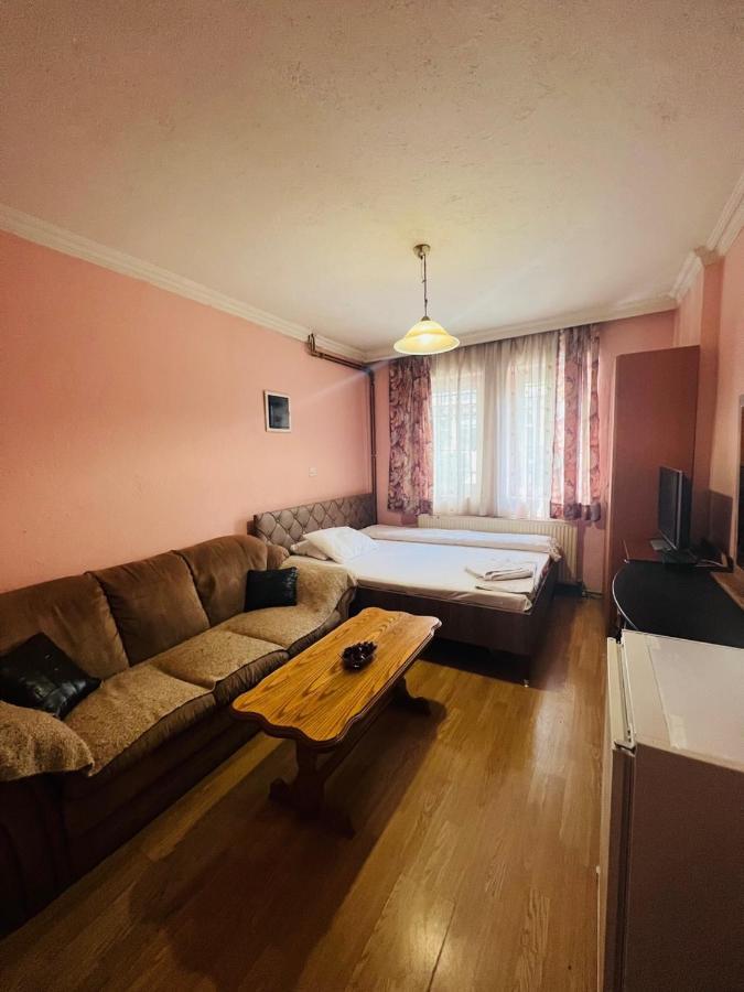 Guest House Velania Pristina Eksteriør bilde