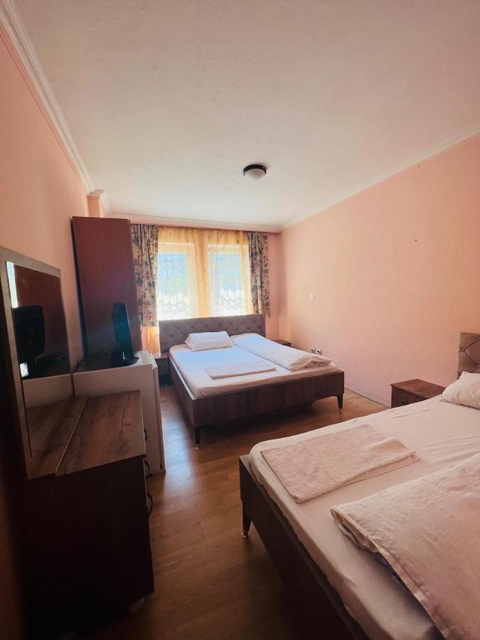 Guest House Velania Pristina Eksteriør bilde