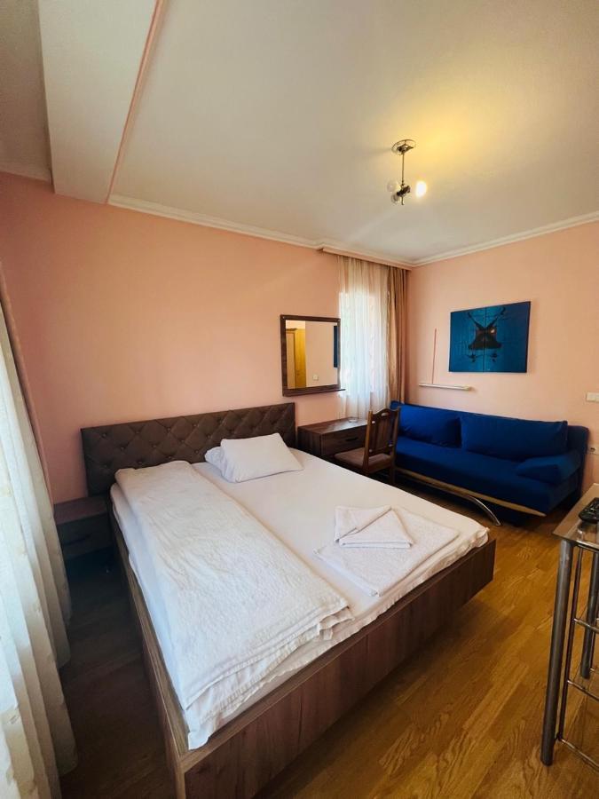Guest House Velania Pristina Eksteriør bilde