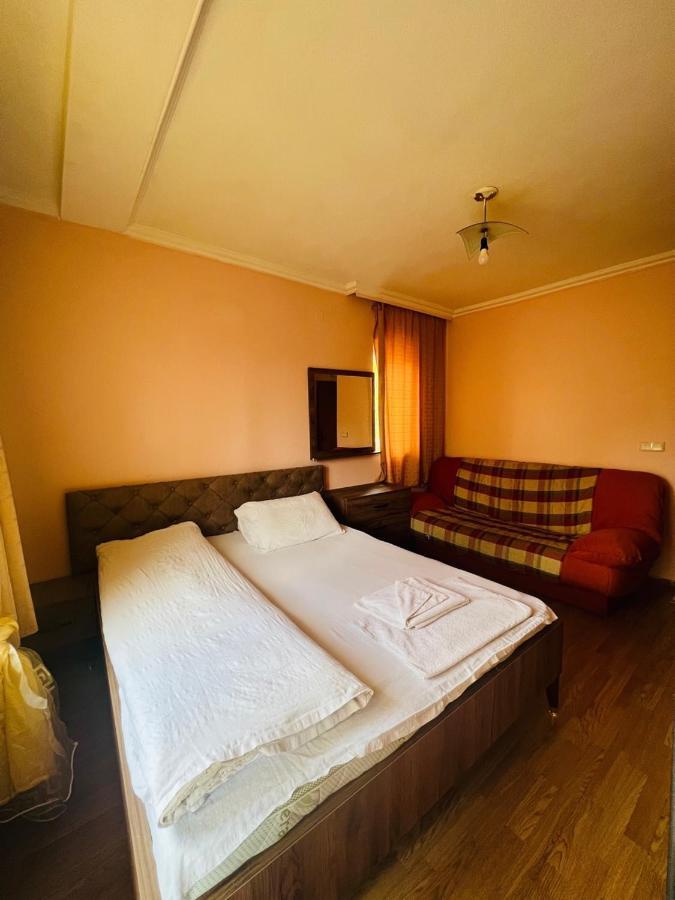Guest House Velania Pristina Eksteriør bilde